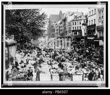 1086 fast identisch, Blick auf die Straße Markt in Paris, Frankreich LCCN 2002707010 Stockfoto