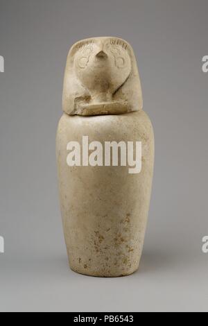 Canopic jar mit Falcon Kopf (qebehsenuef). Abmessungen: Jar: H 25,5 cm (10 1/16 in.); d. 17,3 cm (6 13/16 in.); Durchm. der Mund 8 cm (3 1/8 in.); Durchm. der Basis 10,5 cm (4 1/8 in.); Circ. 47 cm (18 1/2 in); Deckel: H.13 cm (5 1/8 in.); Durchm. 12,4 cm (4 7/8 in.); Durchm. Der Fuß 6,5 cm (2 9/16 in.); Dose mit Deckel: H 35,5 cm (14 in.); Durchm. 14,7 cm (5 13/16 in.). Datum: Ca. 800-650 BC. Diese canopic ist Teil eines Satzes ist (13.180.1-.4) in einer ptolemäischen Friedhof in Theben gefunden. Verwendung von canopics hatte aus der Mode in dieser Zeit gegangen, so dass diese auf jeden Fall wiederverwendet werden. Ihren Stil schlägt vor, sie wurden Beschäftigungsprojekt Stockfoto