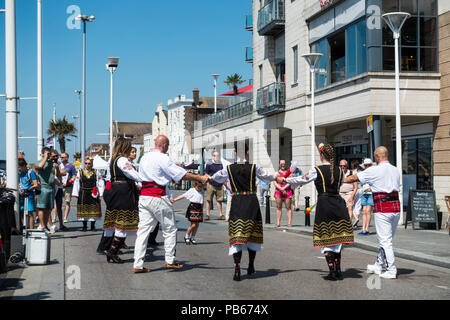 Tänzer auf Poole Quay, Folk auf dem Kai vom 30. Juni 2018 Stockfoto
