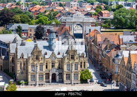 Menentor, Ypern aus Sicht über die Stadt und die offizielle Court House in der Grote Markt, in der flämischen Renaissance-Stil aby gebaut, um die Arc Stockfoto