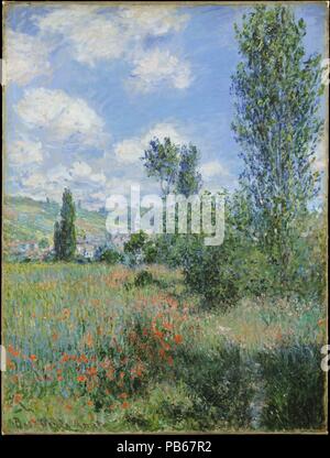 Blick auf Vétheuil. Künstler: Claude Monet (Französisch, Paris 1840-1926 Giverny). Abmessungen: 31 1/2 x 23 3/4 in. (80 x 60,3 cm). Datum: 1880. Der Weg schlängelt sich durch die Mohnblumen Feld unten rechts zeigt den Weg in Richtung Kirche Turm bei Vétheuil, das Dorf im Nordwesten von Paris, wo Monet bis Haus im Jahre 1878 eingestellt. Obwohl die Landschaft kontinuierlich angezeigt wird, malte der Künstler diese Ansicht von einer Insel in der Seine; das Wasser ist verdeckt von einem Stand von Pappeln. Monet die Gegend um Vétheuil ausgiebig im Sommer 1880 dargestellt, wodurch eine bemerkenswerte Fülle von Szenen. Drei Othe Stockfoto