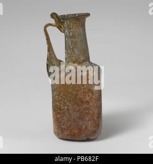 Glas eckige Flasche. Kultur: Roman. Abmessungen: 3 3/4 in. (9,5 cm) Andere: 1 7/16 in. (3,7 cm) Durchm. Von rim: 1 in. (2,5 cm). Datum: 2.-3.Jh. N.CHR.. Klein, Square, einem- flasche Translucent Hellblau grün; Griff in hellem Grün. Rim ausgeklappt, über, und in; zylindrische Hals, verjüngt sich nach unten und aslant zu Körper, mit schnittspuren um Base; horizontale, abgerundete Schulter; ungleichmäßige, etwas eingerückt Seiten zu Körper; ungleichmäßige, rechteckigen Boden; Kralle Griff mit zwei großen Pads zur Verlängerung der Seite nach oben, und heraus zu sholuder, dann Horizontal drehte sich um und schleppte mit Stockfoto