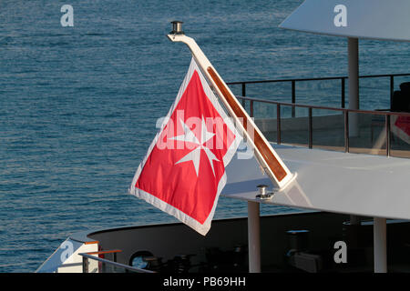 Der Kaufmann Flagge oder der Zivilgesellschaft, der Stern von Malta über das Heck eines Schiffes. Maltas maritimer Schiffsregister ist einer der größten in der EU. Stockfoto