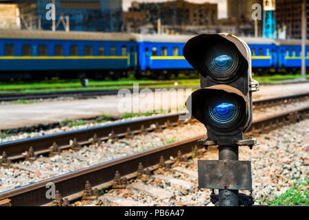 Blau Signal der Semaphore auf dem Hintergrund der Bahn Stockfoto