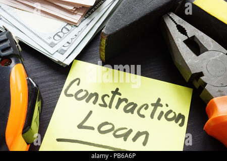 Baukredit Konzept. Memo stick, Bargeld und Tools. Stockfoto