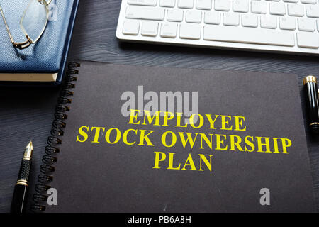 Employee Stock Ownership Plan (ESOP) auf einem Schreibtisch.