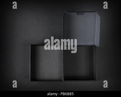 Schwarzer Karton Draufsicht auf schwarzem Hintergrund geöffnet. Low Key studio Shoot Stockfoto