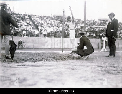 1246 Ray Ewry des New York Athletic Club konkurrieren in der Ständigen ausgedehnter Sprung bei den Olympischen Spielen 1904. Ewry gewann den Fall Stockfoto