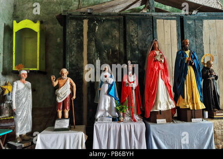 Bilder des heiligen Pio von Pietrelcina-Joachim - Anne-Simon - Lazarus-und Heiliges Herz von Jesus-Inmaculate Herz Mariens. Ante - sakristei Unbefleckten Concepti Stockfoto