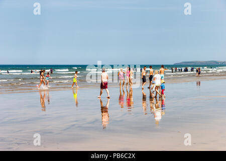 Urlauber auf der Suche nach Sonne und Meer in der Sommerhitze, Westward Ho!, Devon, Großbritannien Stockfoto