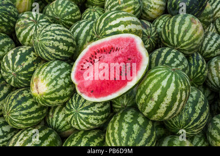 Cutted reife Wassermelone auf dem Markt Stockfoto