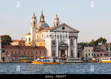 Gesuati Kirche auf der Zattere, Dorsoduro Venedig, Venetien, Italien bei Sonnenuntergang mit einer Reflexion über den Canale della Giudecca. Fähre Vaporetto Boot Alilaguna Stockfoto