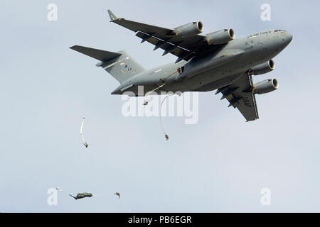 Fallschirmjäger springen von einem US Air Force C-17 Globemaster III Stockfoto