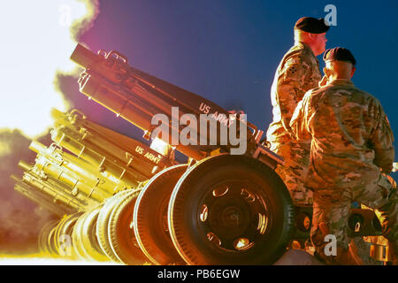 Soldaten, die von der Batterie A., 2nd Battalion, 77th Field Artillery Regiment, 2 Infantry Brigade Combat Team, 4 Infanterie Division Vorlagen während der 4. Inf. Div. Die Leistung der "Ouvertüre 1812" (U.S. Armee Foto von Kapitän Daniel Parker) Stockfoto