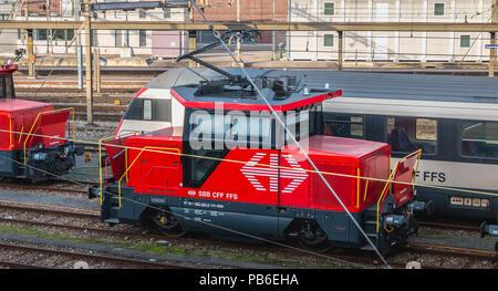 Basel, Schweiz, 25. Dezember 2017: Stadler Lokomotive L-9500 007 der Schweizer National Railway Company, Basel Station stationiert auf einem Winter da Stockfoto