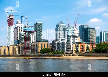 Canary Wharf: Commerical Wolkenkratzer und inländischen Wohnblocks/Apartment Blocks auf der Themse, London, Stockfoto