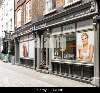 Eingang und Schaufenster der besten zahnmedizinischen, privater Zahnarzt, Kieferorthopäden und kosmetische dentristy Praxis in Spitalfields, London, England. Stockfoto