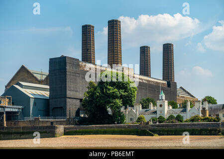 Greenwich Power Station, die derzeit von Öl und Gas angetrieben, die früher durch Kohle und Trinity Hospital (1812), ein gotischer Gruppe der armenhäuser. Stockfoto