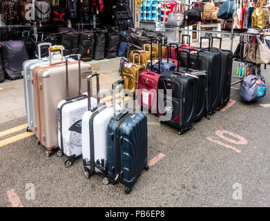 Auswahl von Rädern, Koffer, Rucksäcke, Sporttaschen und Handtaschen auf der Straße vor einem Geschäft in der Petticoat Lane Market, Spitalfields, London Stockfoto