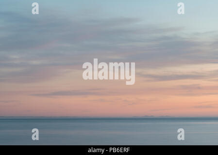 Defokussierten Sonnenaufgang mit seinen Pastellfarben eine friedliche Szene durch das Wasser, der ideale Hintergrund oder Tapeten. Stockfoto