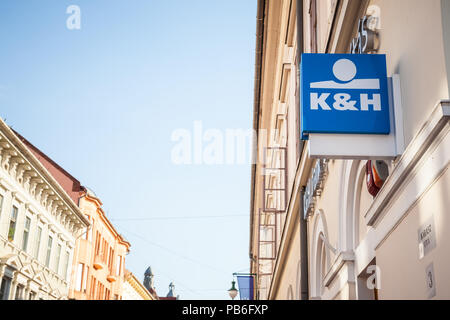 SZEGED, UNGARN - Juli 2, 2018: die K&H Bank Logo auf Ihrer Hauptniederlassung für Szeged. Auch als Kereskedelmi Es Hitelbank bekannt, es ist eine der größten Banken der Stockfoto