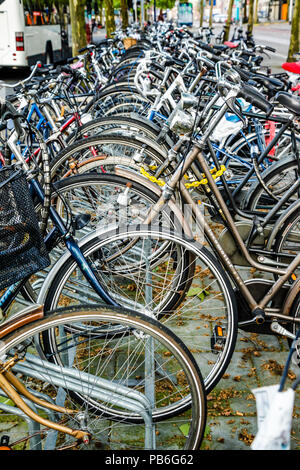 Eine Masse von Fahrrädern in Breda, Niederlande Stockfoto