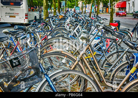 Eine Masse von Fahrrädern in Breda, Niederlande Stockfoto