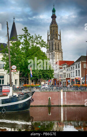 Aussicht auf den malerischen Grote Kerk Kirche aus dem cancal in Breda, Niederlande, Europa Stockfoto