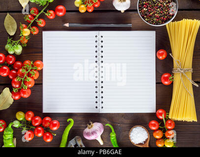 Öffnen leer Notebook in einer Linie und schwarzem Holz Bleistift und Zutaten zum Kochen italienische Pasta, Gemüse und Gewürze Stockfoto