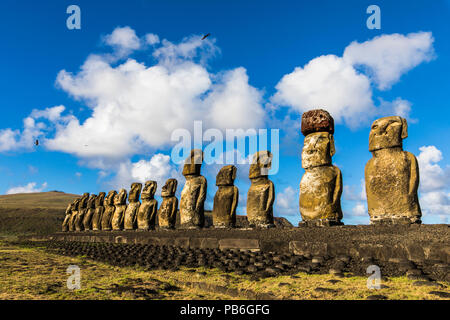 Ahu Tongariki Ahu, die beste Plattform, auf der Osterinsel. 15 moais stehen noch bis in den Südosten der Insel. Ahu Tongariki enthüllt die Moai Stockfoto