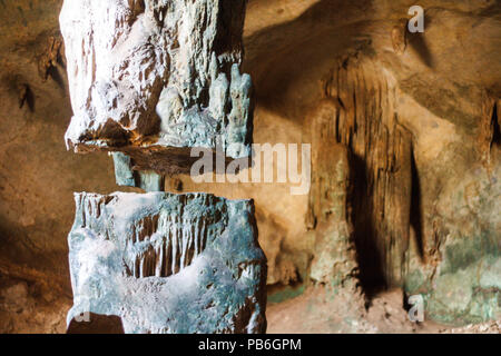 Höhle in Khao Kha Nab Nam Ökotourismus und gemeinschaftlichen Lebens Klongprasong Provinz Krabi Thailand. Stockfoto