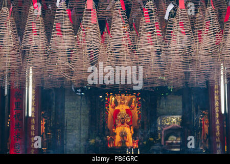 Räucherstäbchen auf dem Joss Stick Topf Brennen und Rauch für Beten im Buddhismus Leben. Stockfoto