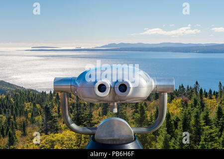 Öffentliche Fernglas vor einem Blick über den Forillon National Park, Gaspe Halbinsel, Quebec, Kanada (Montage) Stockfoto