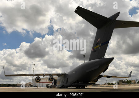 Mitglieder der 145 Aircraft Maintenance Squadron Abschleppen einer C-17 Globemaster III an der North Carolina Air National Guard Base, Charlotte Douglas International Airport, 24. Juli 2018. Das Abschleppen ist eine koordinierte Anstrengung, um die Sicherheit des Wartungspersonals und der Zelle zu gewährleisten. Stockfoto