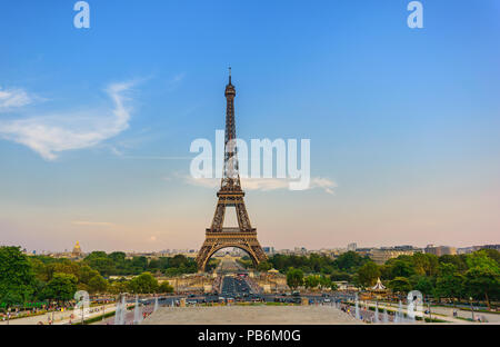 Eiffelturm mit Wasser der Sprinkleranlage und der goldenen Licht der untergehenden Sonne Stockfoto