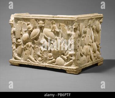 Marmor Fragment eines cinerary urn. Kultur: Roman. Abmessungen: H.10 cm. (27,3 cm), Breite: 9 cm. (24,8 cm); Tiefe 1 1/2 in. (3,8 cm). Datum: 1. Halbjahr 1. Jh. N.CHR.. Das Fragment ist Teil der cinerary Urne, 2002.297, und hat an der Seite neu befestigt worden. Diese Römische cinerary urn ist sehr ungewöhnlich, dass die Beute des Krieges als das wichtigste Thema. Trotz der fragmentarische Charakter des Stücks, die Trophäen und die Stapel von Waffen und Rüstungen, der Rückseite und den Seiten der geradlinige Cover sind sehr auffällig sowohl in der Detail- und Komposition. Die Panels sind Vertreter von hoher Qualität Stockfoto