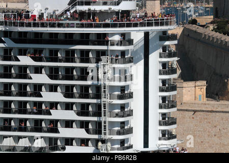 Leute auf dem Heck des Kreuzfahrtschiff MSC Seaview beim Abflug von Malta. Neun Ebenen sichtbar sind, illustrieren die Größe der modernen Kreuzfahrtschiffe. Stockfoto