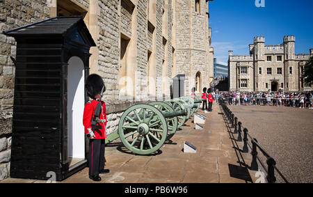 Gardisten in Bärenfellmütze Hüte im Tower of London, London, Großbritannien am 8. Juli 2017 getroffen Stockfoto
