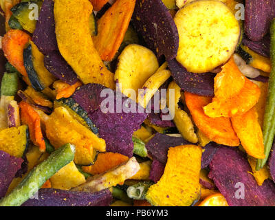 Essen Hintergrund veggie Chips. Gelbe süsse Kartoffeln, lila Kartoffel, Kürbis, Taro, Karotten und grünen Bohnen. Stockfoto