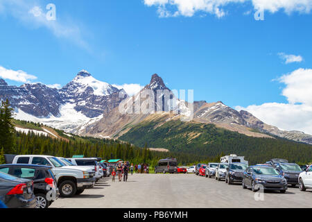 JASPER, KANADA - Apr 8, 2018: Besucher halt am Parker Ridge wandern trailhead Parkplatz auf dem Icefields Parkway in Jasper National Park mit Hil Stockfoto