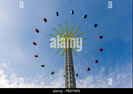 Sehr hohe Karussell auf dem Jahrmarkt. Stockfoto