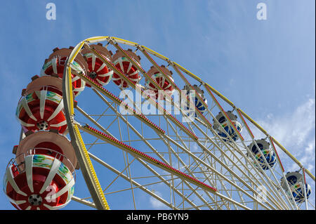 Riesenrad auf dem Messegelände gegen den blauen Himmel. Stockfoto