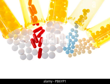 Flach Draufsicht viele Medikamente Flaschen auf isolierte Oberfläche verschüttet. Sucht und schwierigen Medikation Management. Stockfoto