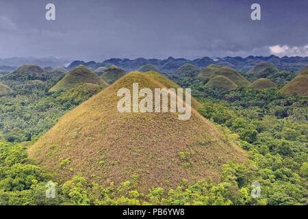 Chocolate Hills geologische Formation - rollenden Gelände der haycock Hügel - Kegelförmige Kalkstein Hügel Gras bedeckt - es taucht Chocolate Brown in der DR Stockfoto