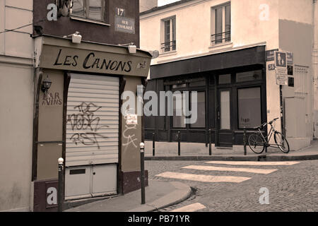 Bar an einer Straßenecke in Montmartre, Paris, Frankreich Stockfoto