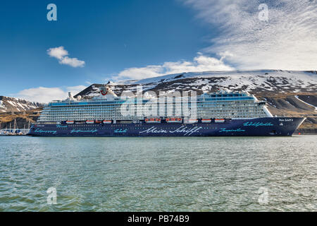 Riesiges Kreuzfahrtschiff im Hafen von Longyearbyen, Svalbard oder Spitzbergen, Europa Stockfoto