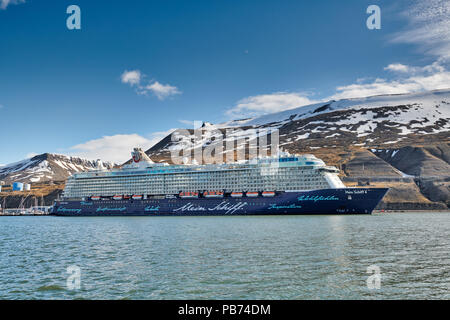Riesiges Kreuzfahrtschiff im Hafen von Longyearbyen, Svalbard oder Spitzbergen, Europa Stockfoto