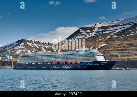 Riesiges Kreuzfahrtschiff im Hafen von Longyearbyen, Svalbard oder Spitzbergen, Europa Stockfoto