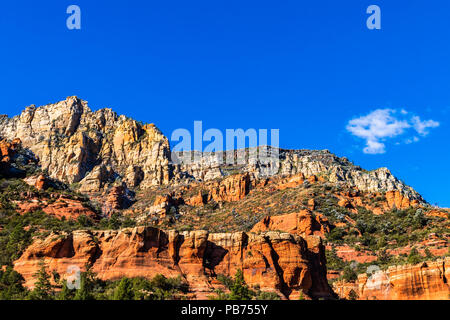 Rocky, farbenprächtigen Hügel in Sedona, Arizona. Leuchtend rote Sandstein zeichnet sich klar gegen die lokalen Wüste Wald. Tief blauen Himmel im Hintergrund.. Stockfoto