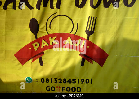 Schild „Pak Aji Good Food“, Yogyakarta, Indonesien. Stockfoto